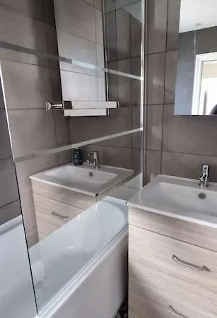 Cosy 2 Bed Near Hereford With Free Parking!! بريستول