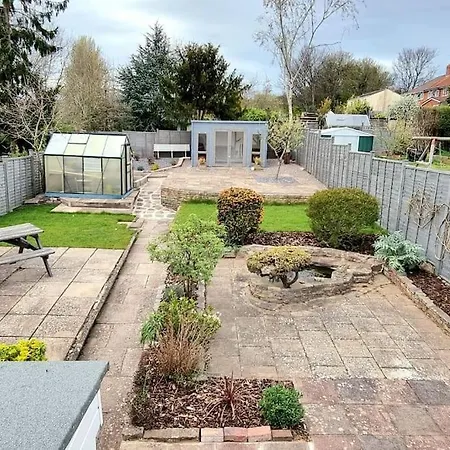 Cosy 2 Bed Near Hereford With Free Parking!! بيت للعطل