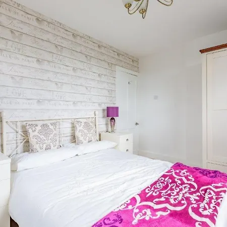 Cosy 2 Bed Near Hereford With Free Parking!! بيت للعطل *