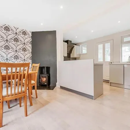 Cosy 2 Bed Near Hereford With Free Parking!! بيت للعطل *